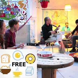  Hostel Backpackers